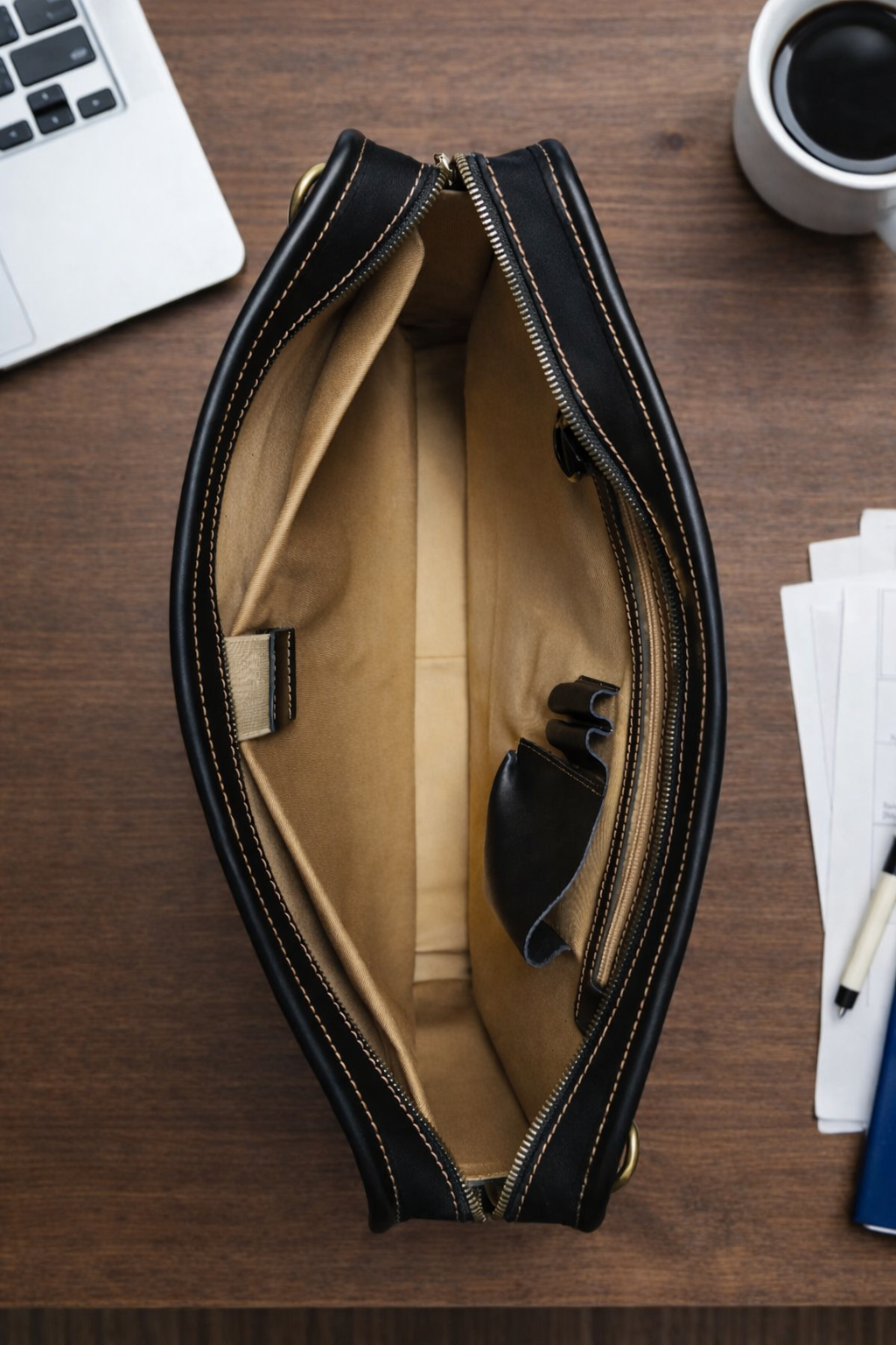 wnętrze torby biznesowej skórzanej POLAF Executive One organizacja laptop dokumenty