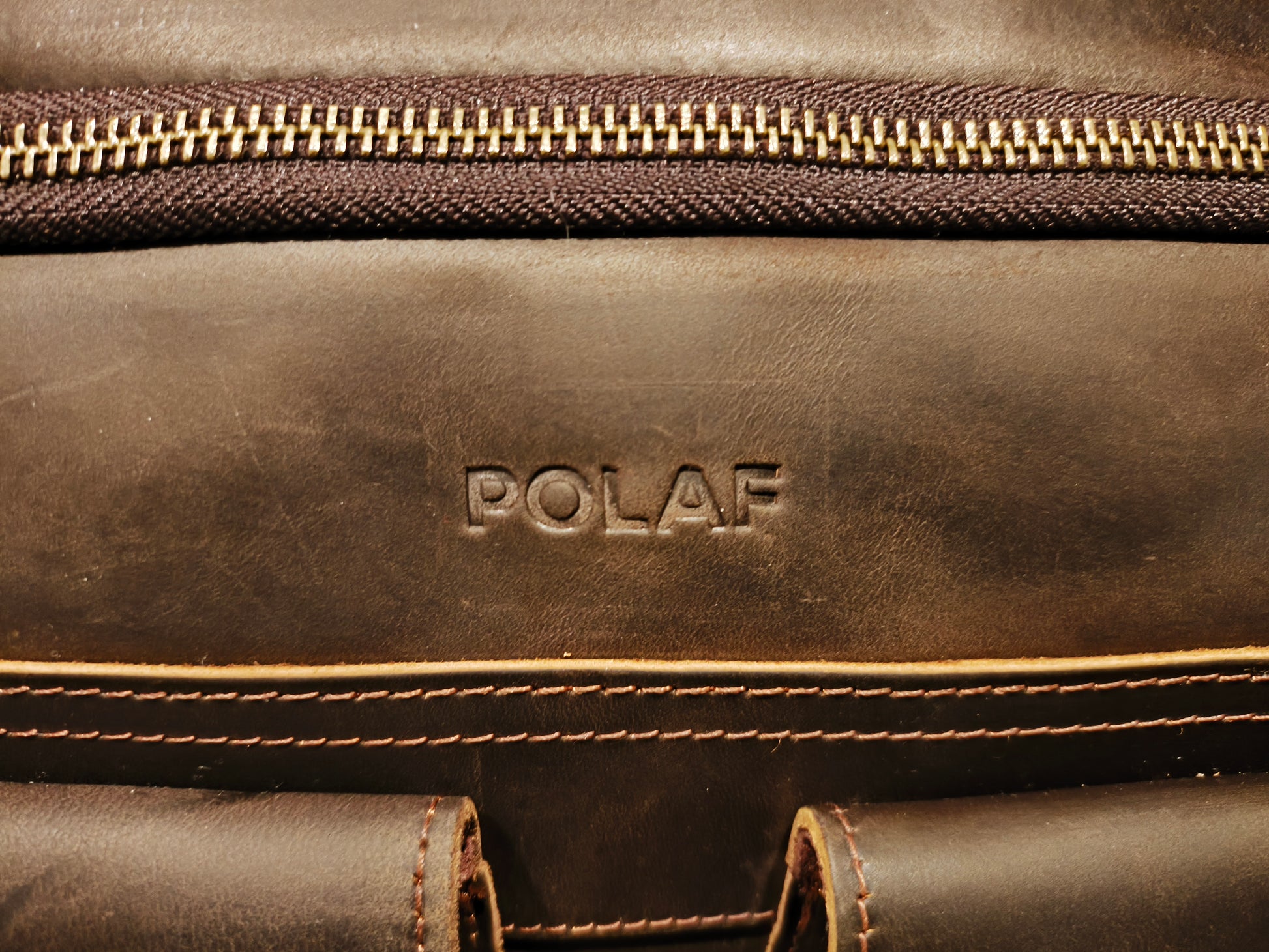 logo POLAF na torbie skórzanej Weekender detal zamka i skóry crazy horse