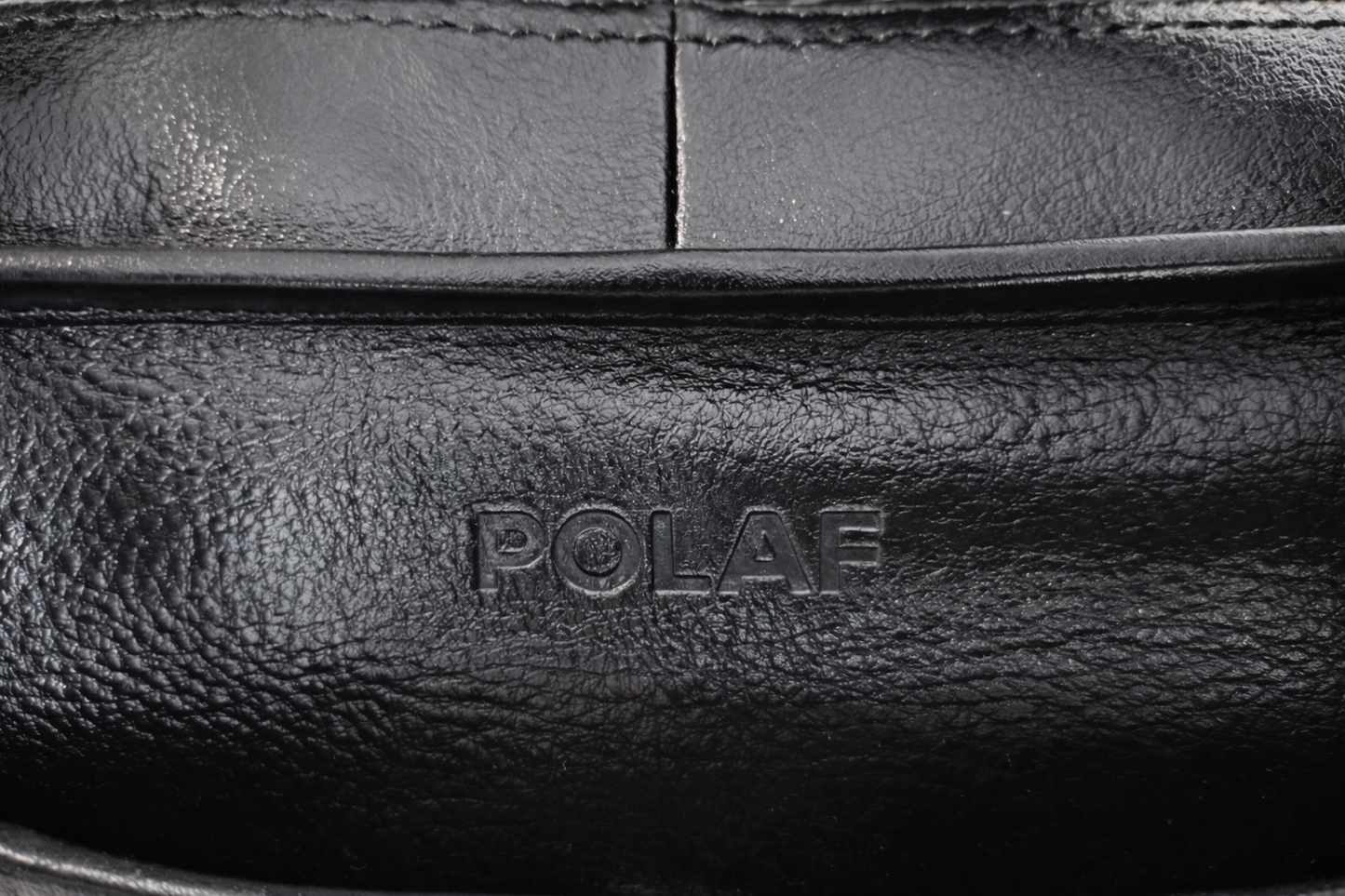 logo POLAF na skórzanej torbie biznesowej Executive Black detal
