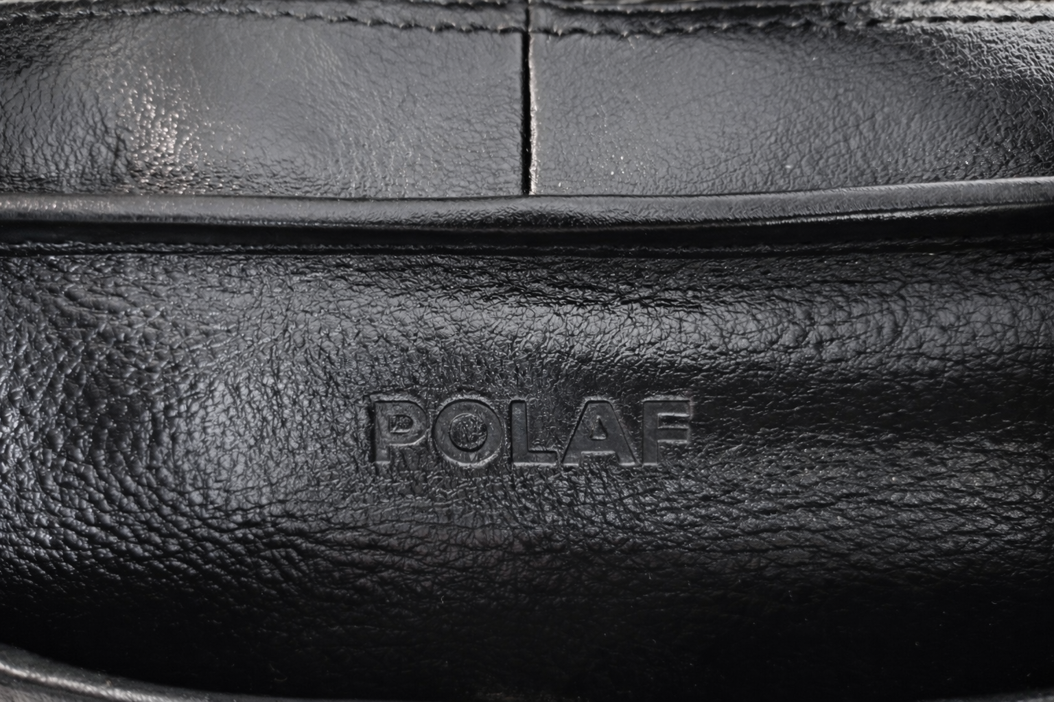 logo POLAF na skórzanej torbie biznesowej Executive Black detal