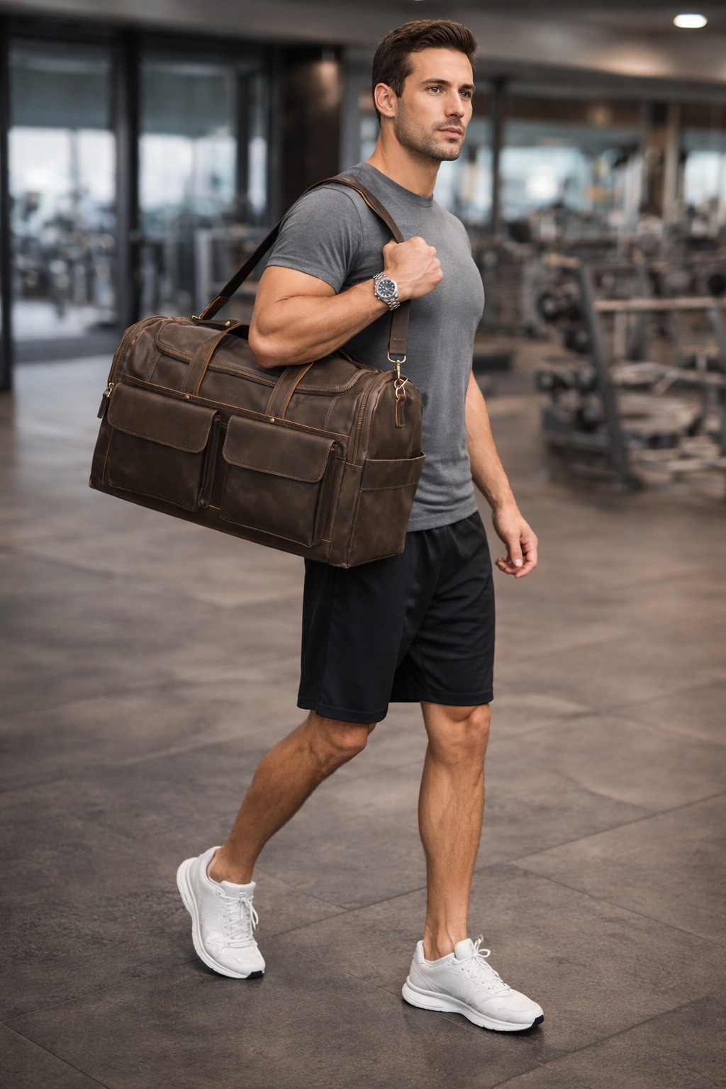 mężczyzna z torbą podróżną skórzaną POLAF Weekender na ramieniu styl sportowy