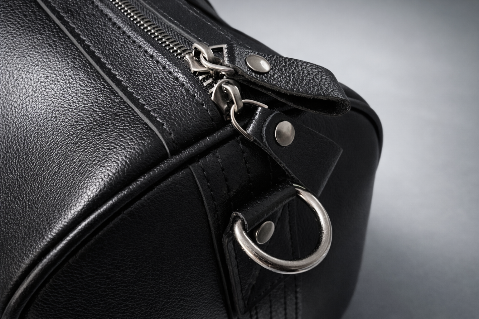 Skórzana torba POLAF detal zamka metalowego i mocowania pasek skóra naturalna