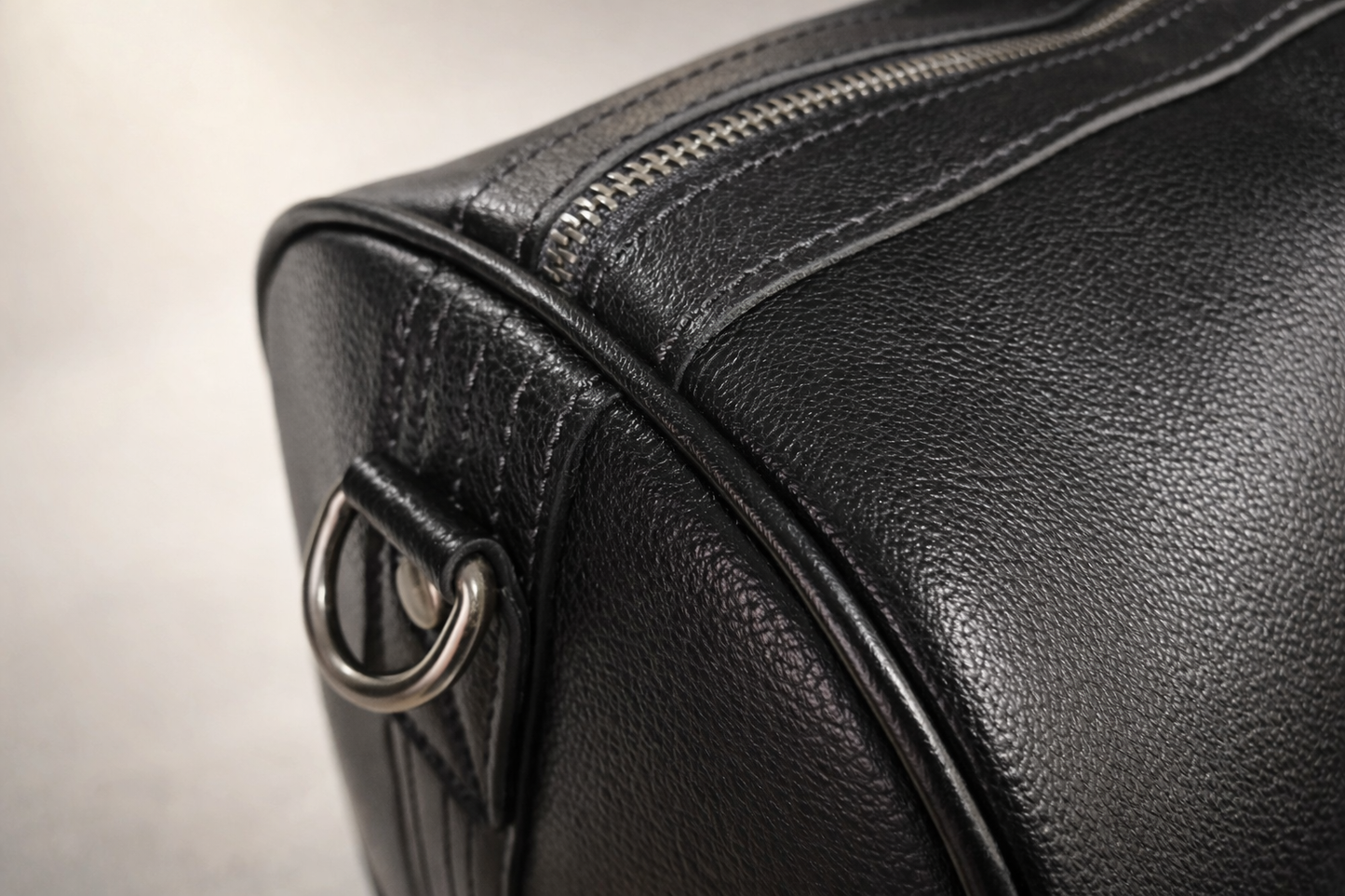 Skórzana torba podróżna POLAF detal boczny uchwyt i przeszycia skóra