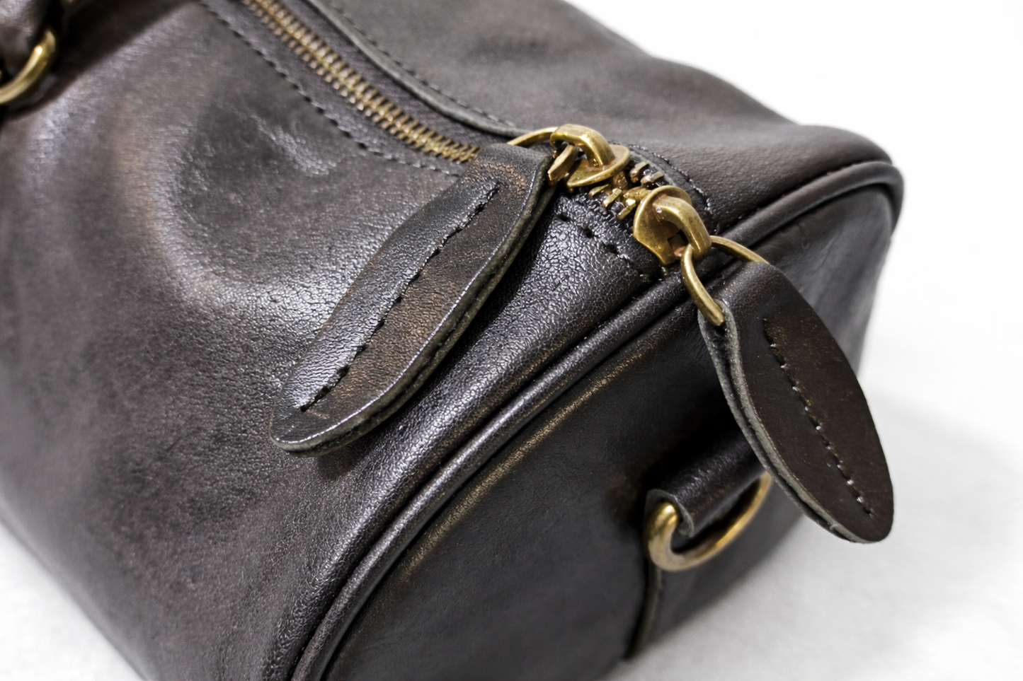 metalowy zamek torby skórzanej POLAF Black Duffel detal zamknięcia