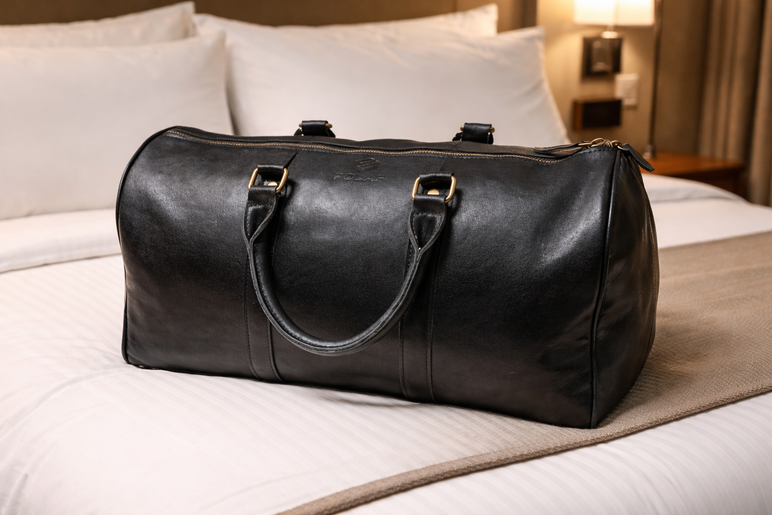 czarna skórzana torba podróżna POLAF Black Duffel na łóżku hotelowym