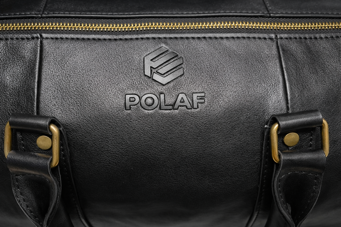 logo POLAF na czarnej skórzanej torbie podróżnej Black Duffel detal