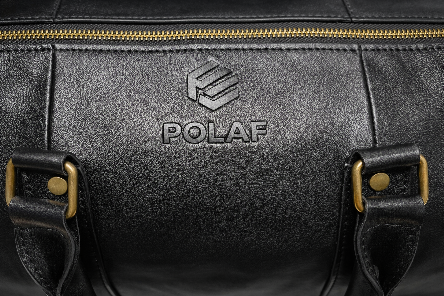 logo POLAF na czarnej skórzanej torbie podróżnej Black Duffel detal